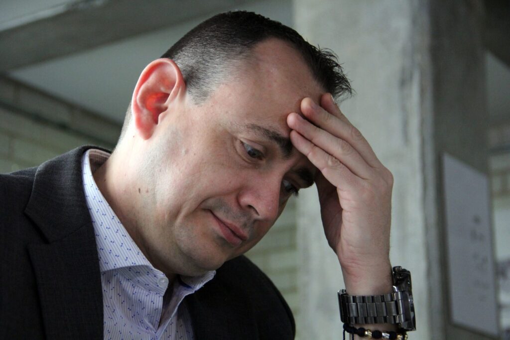 悩んでいる男性